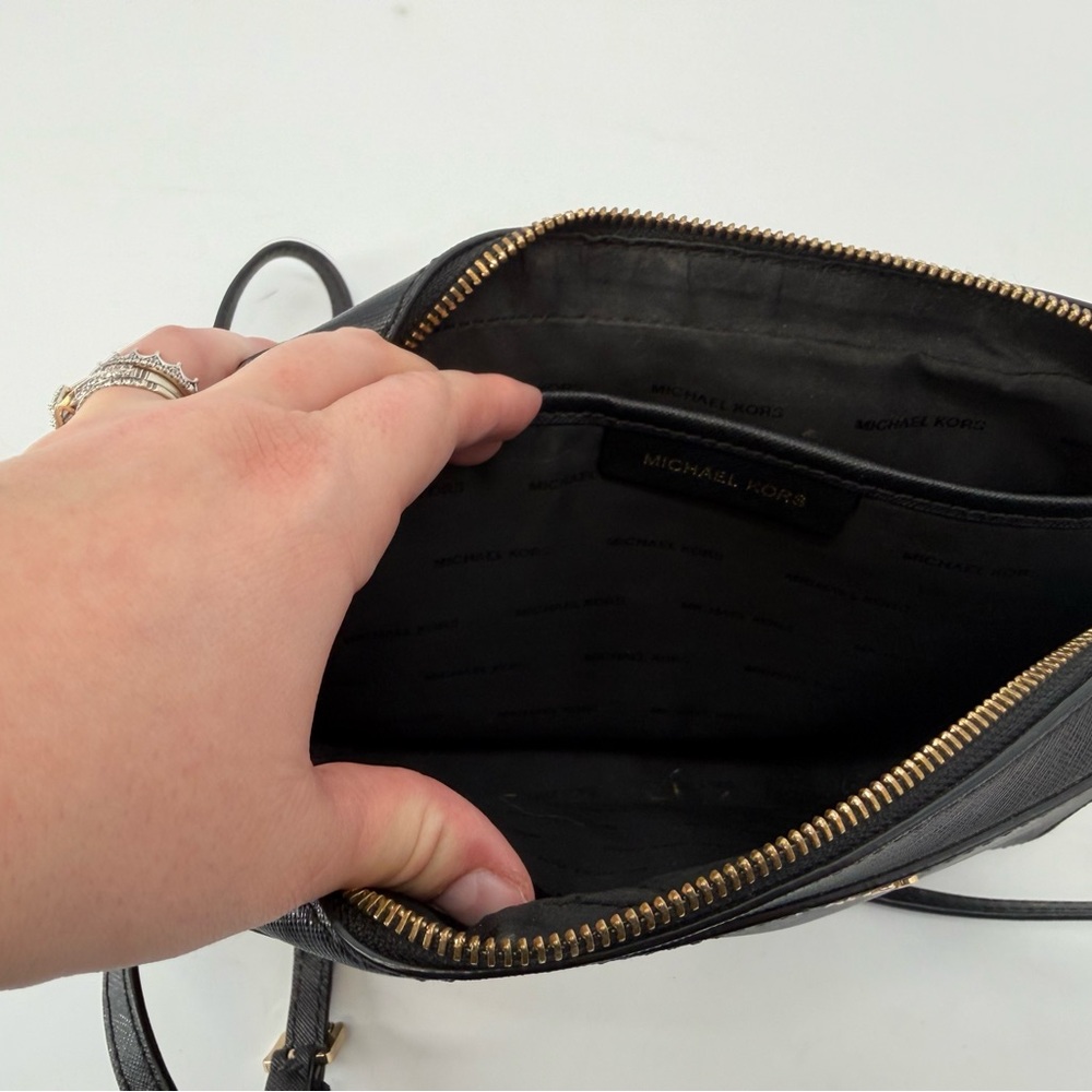 Michael Kors Black Crossbody Bag With Gold Chain. - Picture 4 of 7